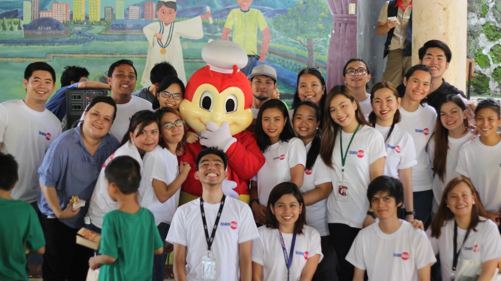 Ang TeamAsia family kasama si Jollibee, ang beeda ng salo-salo
